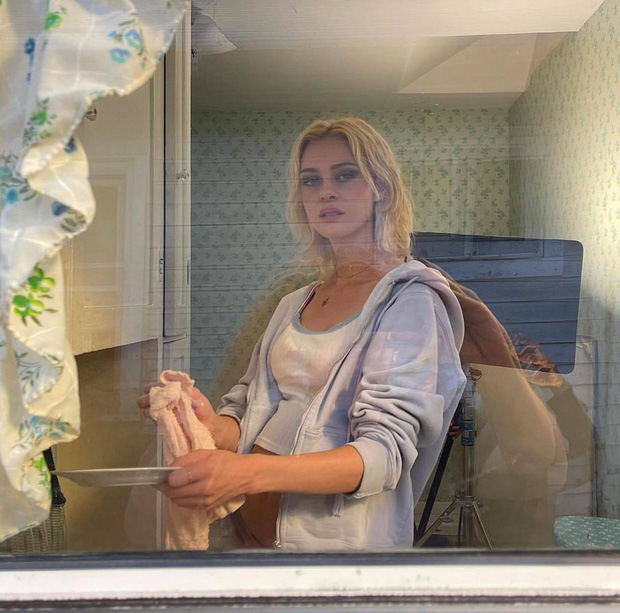 Mỹ nhân Transformers khiến dân tình ngỡ ngàng khi khoe bụng bầu nhô lên rõ ràng