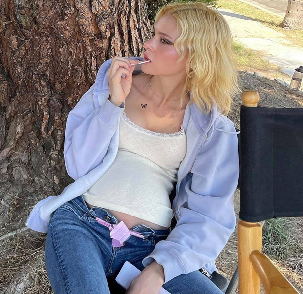 Trong loạt ảnh mới nhất, bụng bầu của Nicola Peltz đã lớn đến mức không mặc vừa quần jean