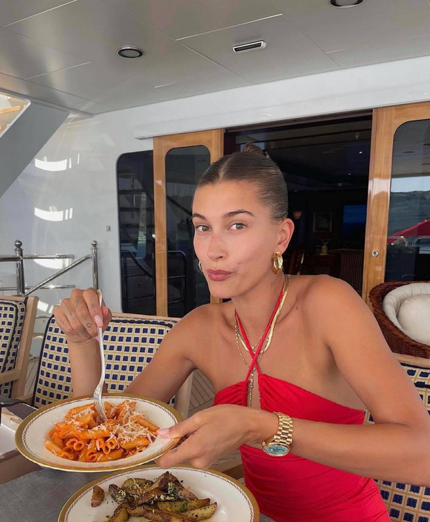 Bữa ăn sang trọng trên du thuyền của cặp vợ chồng trẻ