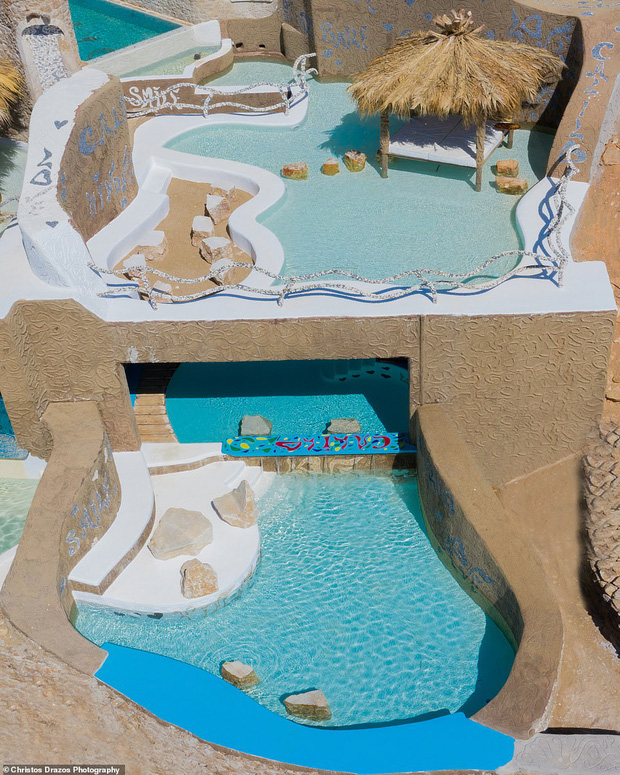 Ngoài ra, nơi này còn có 2 hồ bơi riêng rộng thênh thang và sạch sẽ không có 1 hạt bụi