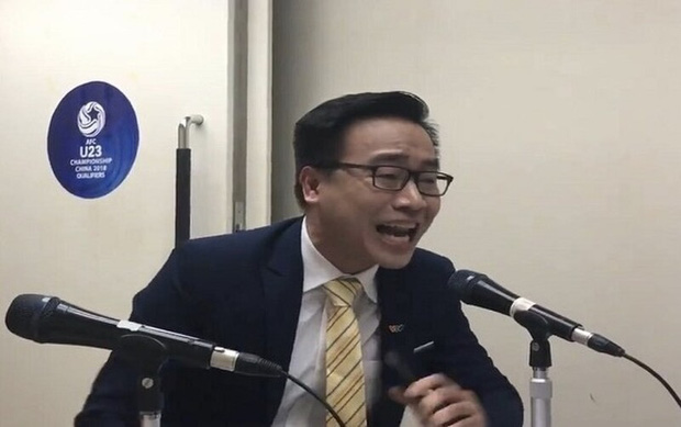 Khoảnh khắc cảm xúc vỡ oà của BLV Biên Cương trong cabin bình luận