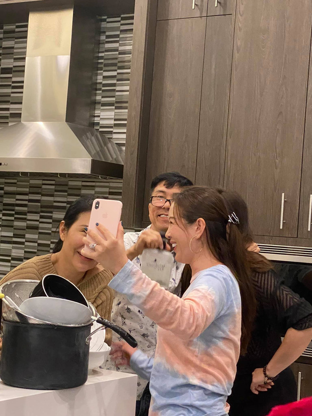 Thu Hoài cho biết cô đã có tiết mục bóc quà cưới qua màn hình điện thoại trong hôn lễ tại Mỹ