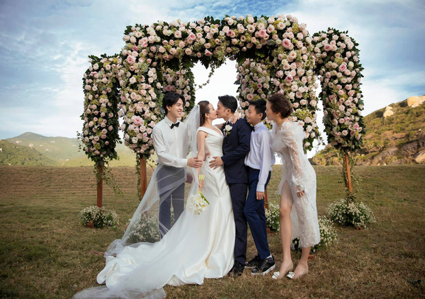 Trước đó, Hoa hậu Thu Hoài và chồng đã tổ chức tiệc đính hôn trước sự chứng kiến của các con