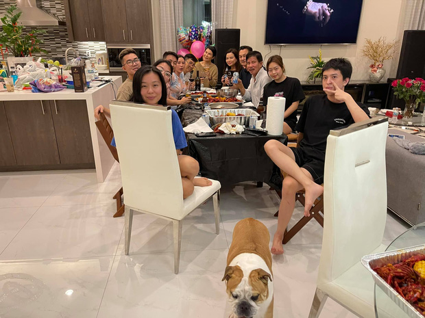 Tiệc cưới tại gia của cặp đôi có sự góp mặt đầy đủ thành viên trong gia đình, đặc biệt là các con riêng của Thu Hoài