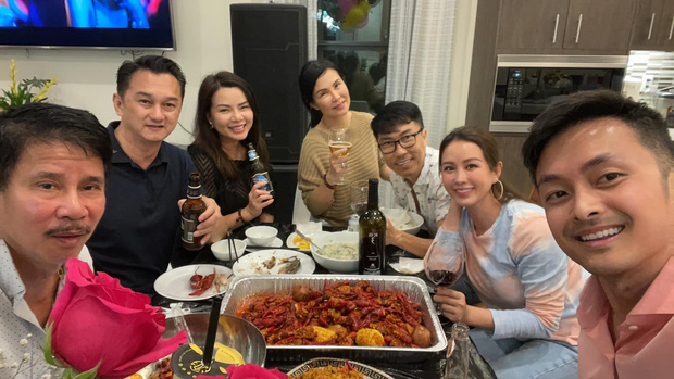 Sau 1 ngày đi đăng ký kết hôn, Thu Hoài và chồng kém 10 tuổi đã tổ chức 1 tiệc cưới nho nhỏ tại Mỹ