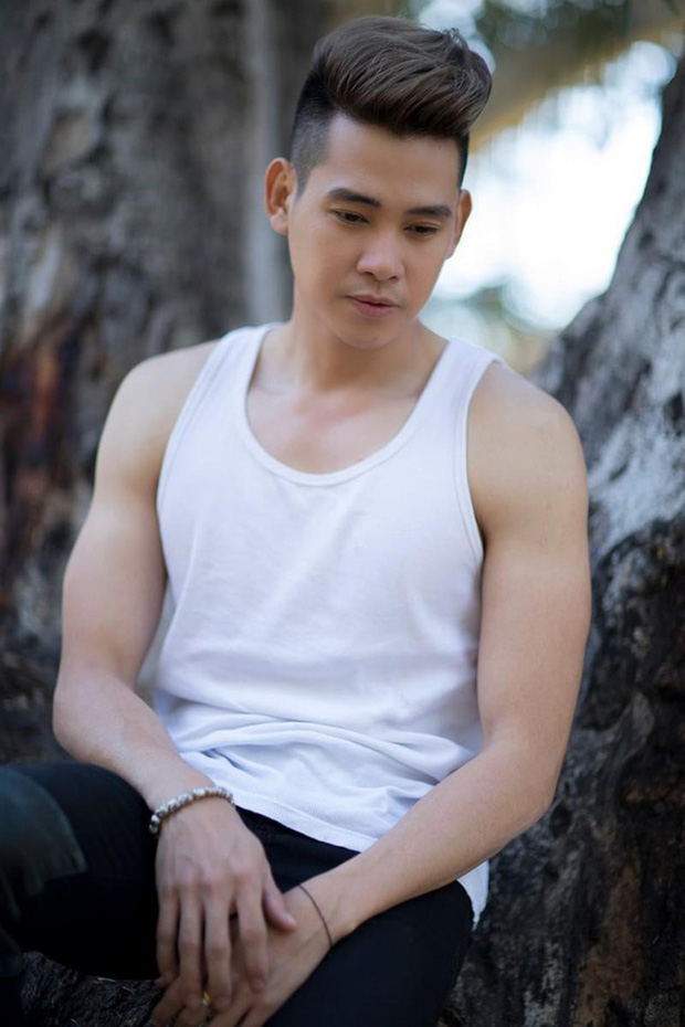 Khi sự nghiệp đang trên đà phát triển thì Phùng Ngọc Huy gây bất ngờ với khán giả khi quyết định sang Mỹ định cư. Nhiều năm sống tại xứ người, Phùng Ngọc Huy vừa nhận show đi hát vừa tìm thêm công việc ngoài để trang trải cho cuộc sống