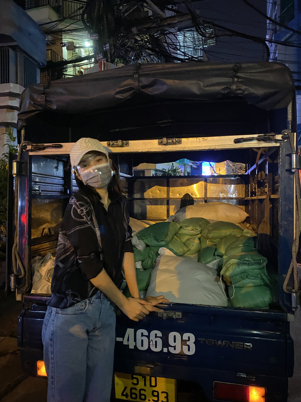 Hoa hậu Tiểu Vy đã tổ chức chuyến đi thiện nguyện trao tặng 3 tấn gạo cho người vô gia cư trong 3 ngày 28, 29, 30/6 vừa qua