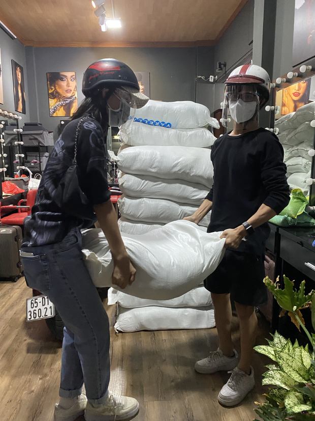 Người đẹp không ngại khó, trực tiếp bê từng bao gạo để mang đi thiện nguyện