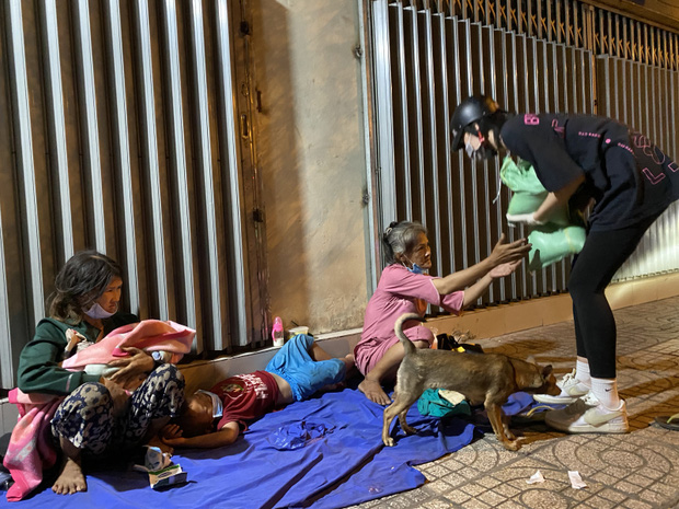 Nàng hậu hy vọng một chút tấm lòng nhỏ của mình sẽ giúp những hoàn cảnh khó khăn ngoài kia ấm lòng mùa dịch