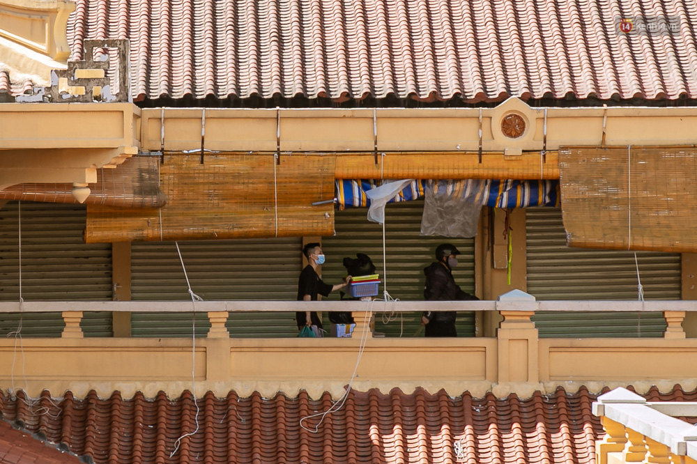 Một số tiểu thương tranh thủ dọn dẹp sạp của mình và ra về. Do ảnh hưởng của dịch bệnh người dân cũng hạn chế ra vào chợ, nhiều nhất thường vào buổi sáng và thời gian còn lại vắng người mua