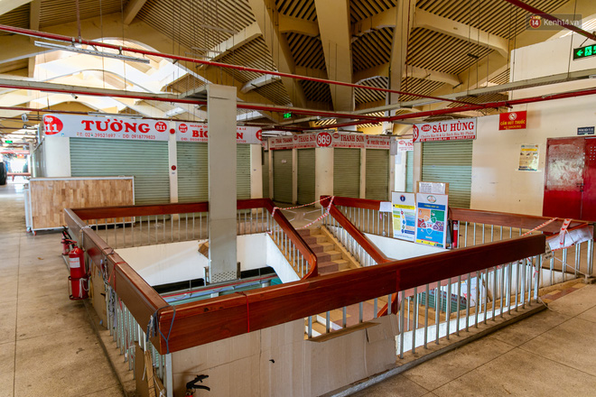 Nhiều gian hàng không thiết yếu đều đã đóng cửa phòng dịch bệnh, theo ghi nhận bên trong nhà lồng chợ Bình Tây không khí vắng vẻ, một số mặt hàng thiết yếu được phép mở bán nhưng cũng ít người qua lại mua bán