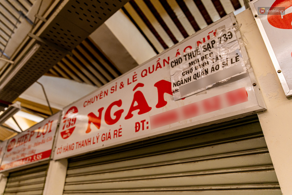 Do tình hình dịch bệnh nên không ít ki-ốt dán thông báo cho thuê lại cửa hàng