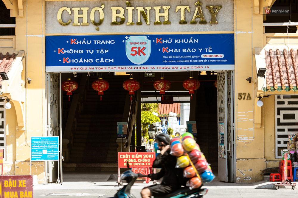 Ngay bên ngoài cổng chợ Bình Tây cũng căng tấm băng rôn lớn nhắc nhở người dân thực hiện thông điệp 5K