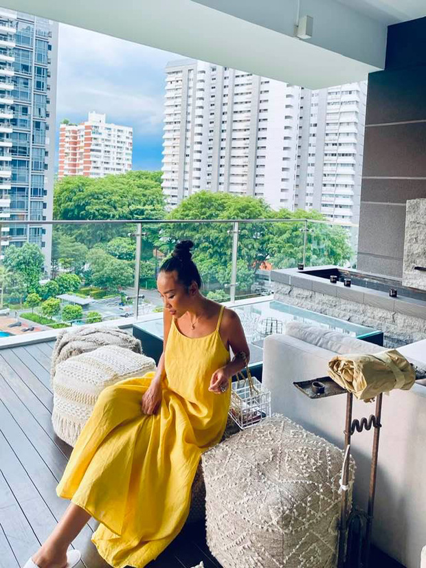 Nhà mới tại nước ngoài của Đoan Trang có view hướng ra trung tâm, cô còn đặt 1 chiếc sô pha lớn ngoài ban công để làm góc 