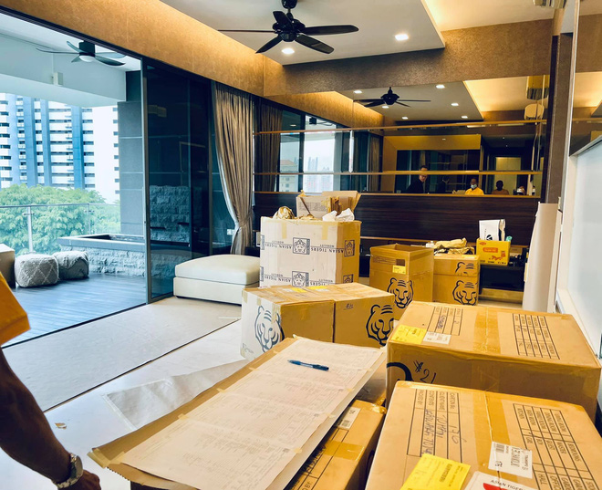 Không gian căn nhà mới của Đoan Trang rất thoáng, có diện tích lớn và nội thất cũng sang trọng đúng đẳng cấp của gia chủ. Hiện tại, vợ chồng Đoan Trang vẫn đang cùng nhau sắp xếp đồ đạc cho 