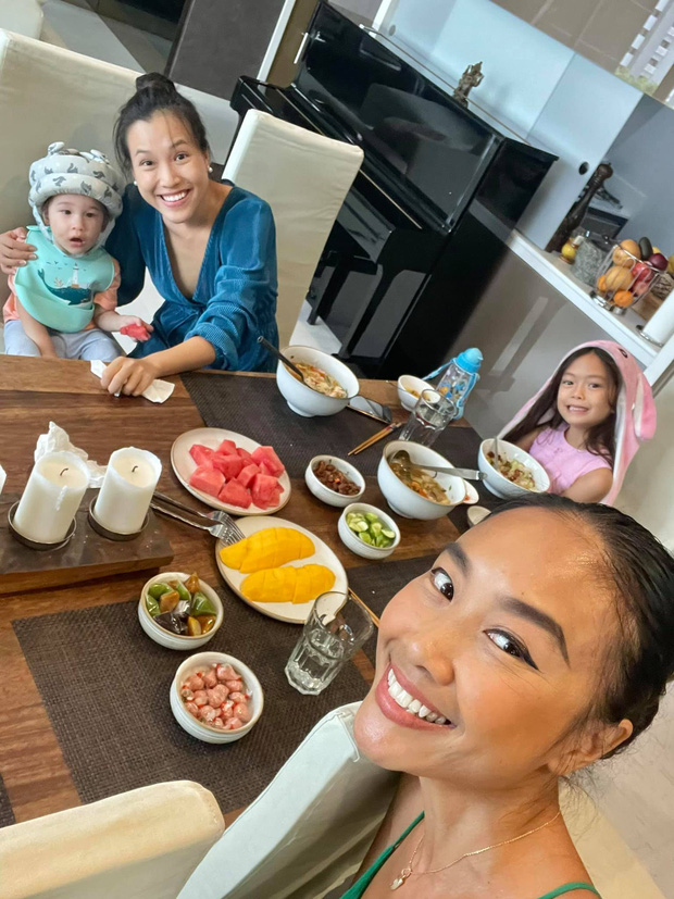 Đoan Trang hé lộ 1 góc nhà bếp bên trong căn nhà mới tại Singapore, cô còn tự tay nấu ăn chiêu đãi Hoàng Oanh