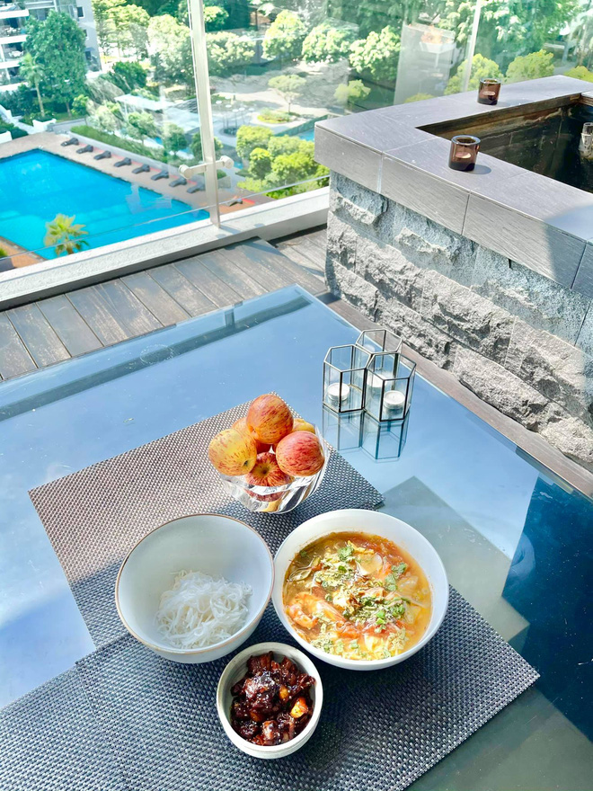 Khu Đoan Trang sinh sống trông rất hiện đại, yên bình. Cô thường xuyên khoe ảnh tận hưởng cuộc sống vui vẻ, thoải mái ở Singapore