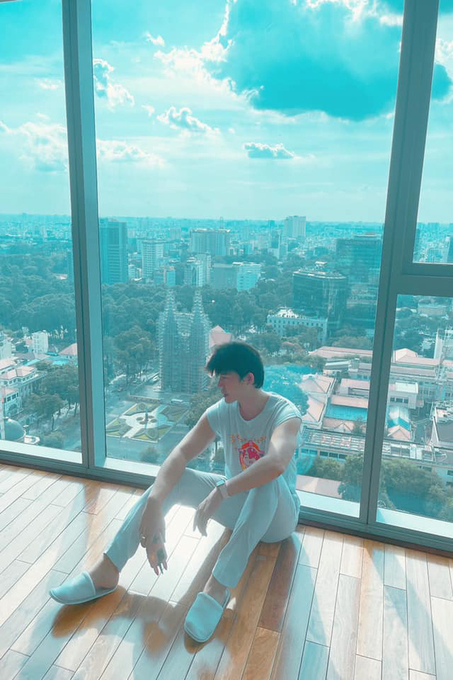 Hoá ra, căn hộ cao cấp mới của Nathan Lee là nơi Thu Minh và gia đình từng sinh sống. Nhìn view hướng ra Nhà thờ Đức Bà và toàn cảnh trung tâm TP.HCM cũng biết căn hộ này có giá không nhỏ