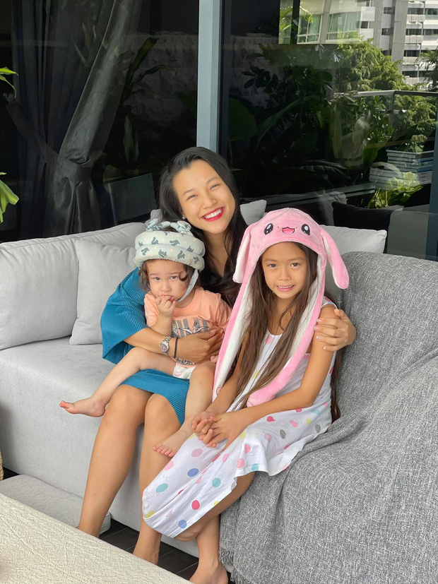 2 nhóc tỳ nhà Hoàng Oanh và Đoan Trang bỡ ngỡ trong lần đầu gặp mặt nhau