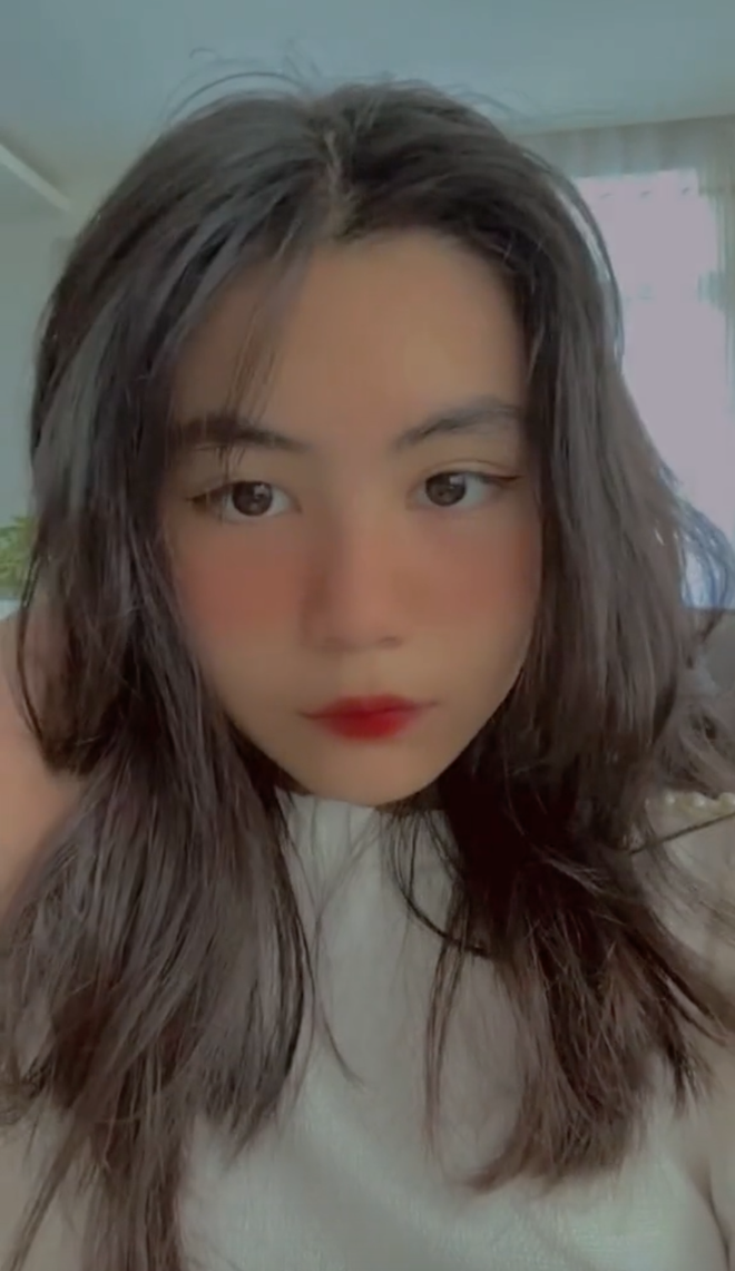 Hạt Dẻ đã nhập hội Gen Z chính hiệu với đường eyeliner