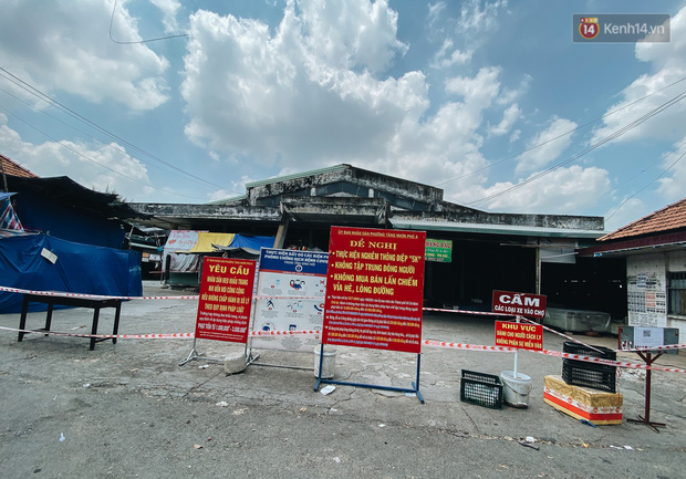 Lối vào cổng chính của chợ Tăng Nhơn Phú đã bị phong toả