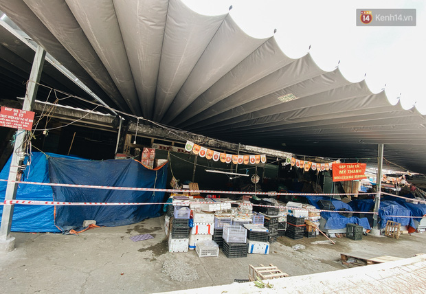Các gian hàng thực phẩm hàng ngày tại chợ đã đóng cửa