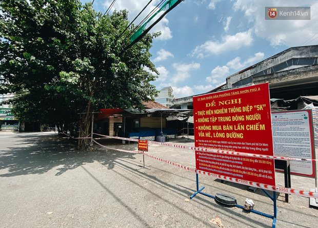 Khu chợ được phong toả rất nghiêm ngặt. Chợ đã thực hiện phun khử khuẩn để phòng dịch Covid-19