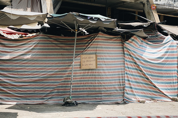 Một tiểu thương kịp để bảng thông tin số điện thoại cho khách muốn liên hệ mua hàng