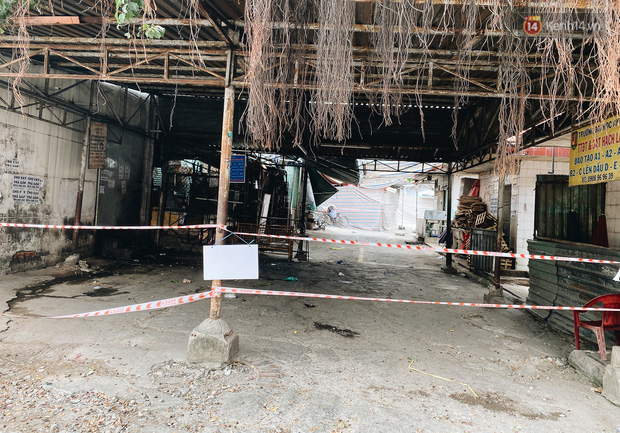 Bên trong chợ chỉ còn bảo vệ trông coi