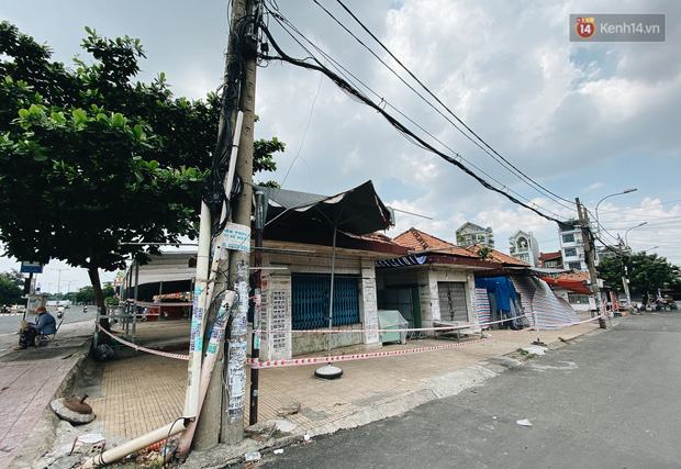 Toàn bộ xung quanh chợ đều được giăng dây giới hạn để thực hiện phong toả