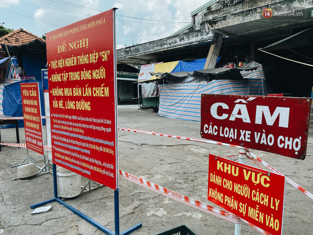 Biển cấm được đặt khắp xung quanh chợ