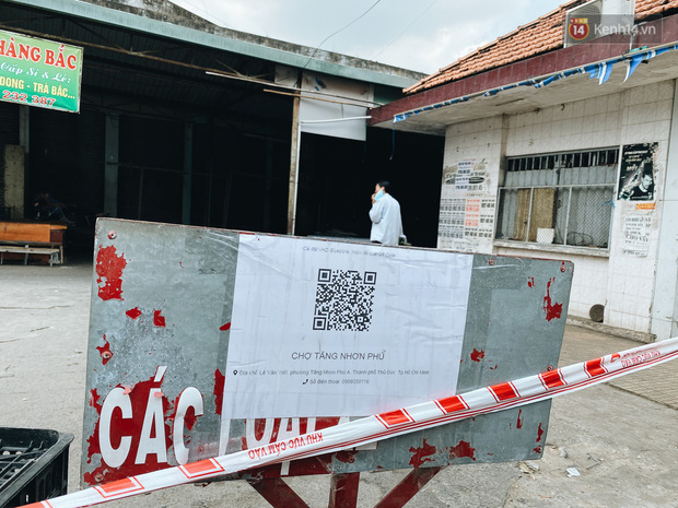 Trước khi phong toả, chợ vẫn hoạt động bình thường và yêu cầu người dân đi chợ quét mã khai báo y tế điện tử