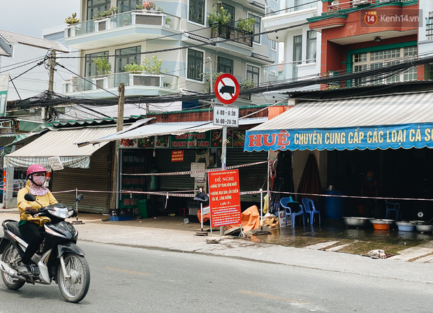 Hàng quán xung quanh chợ cũng được giăng băng giới hạn để hạn chế việc tập trung đông người