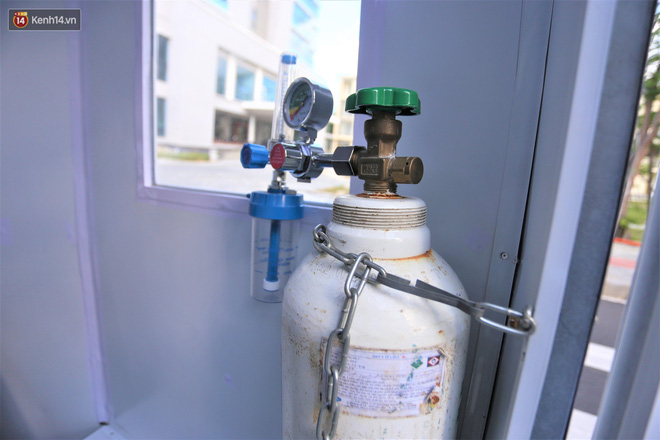 Hệ thống phun khử khuẩn và quạt hút gió được bố trí ở trần cabin, khi bệnh nhân ở trong cabin, hệ thống khử khuẩn và hút gió sẽ hoạt động liên tục. Bình oxy cũng được lắp trong cabin