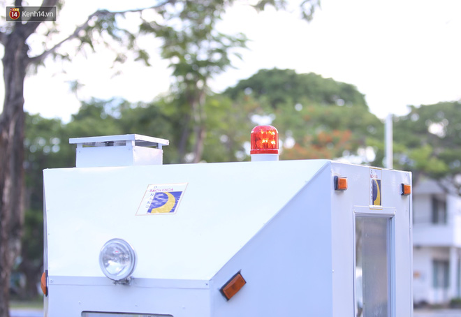 Xung quanh cabin còn được lắp các hệ thống đèn báo