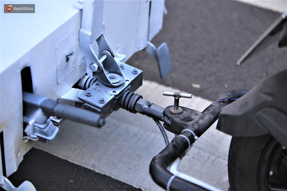 Cabin được nối với xe máy điện thông qua hệ thống trục, hệ thống trục này dễ dàng tháo lắp để nhân viên y tế di chuyển cabin bằng tay ở các khu vực xe máy không vào được