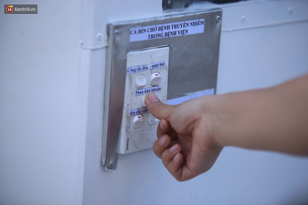 Toàn bộ hệ thống được điều khiển bằng công tắc bố trí bên ngoài cabin