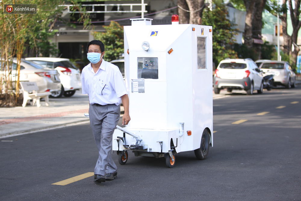 ...hoặc có thể dễ dàng di chuyển được bằng tay nhờ hệ thống bánh xe