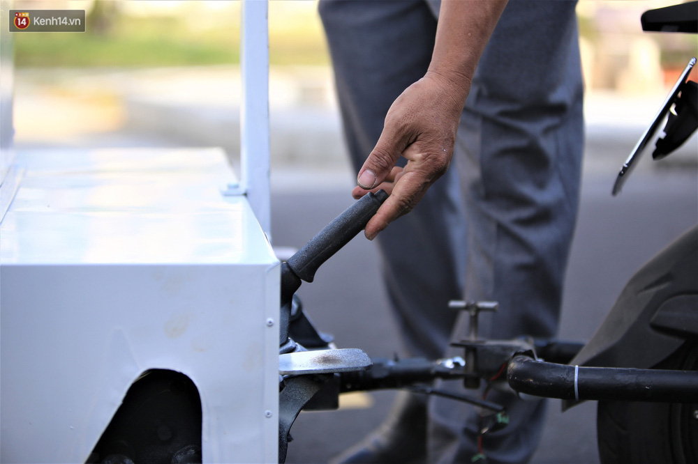 Phanh tay giúp cabin đảm bảo an toàn khi di chuyển lên địa hình dốc