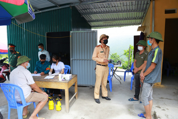 Lực lượng chức năng làm nhiệm vụ tại chốt kiểm soát dịch bệnh Covid-19 trên đèo Hạ My, khu vực giáp ranh Quảng Ninh và Bắc Giang