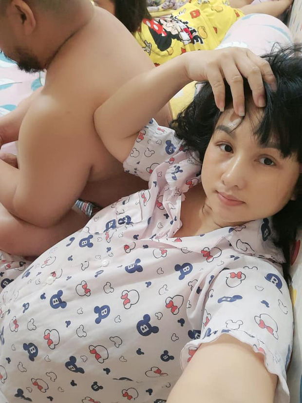 Bụng bầu của Thuỳ Liên nay đã vượt mặt, Hiếu Hiền luôn kề cận chăm sóc bà xã trong suốt thời gian qua