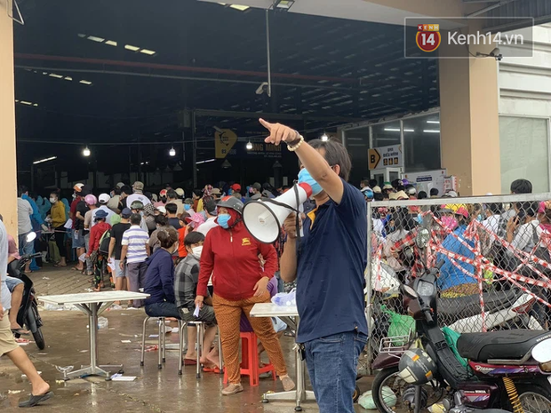 Đại diện Ban quản lý nhắc nhở tiểu thương cần trật tự và giữ khoảng cách