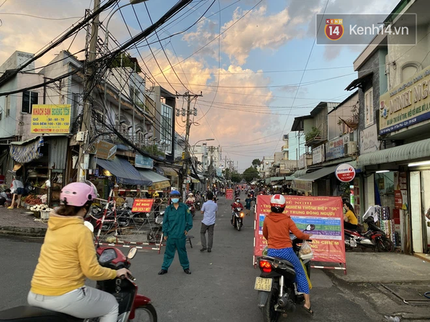 Đường vào chợ Tân Phú, phường Tân Phú đã được lập rào chắn trước đó