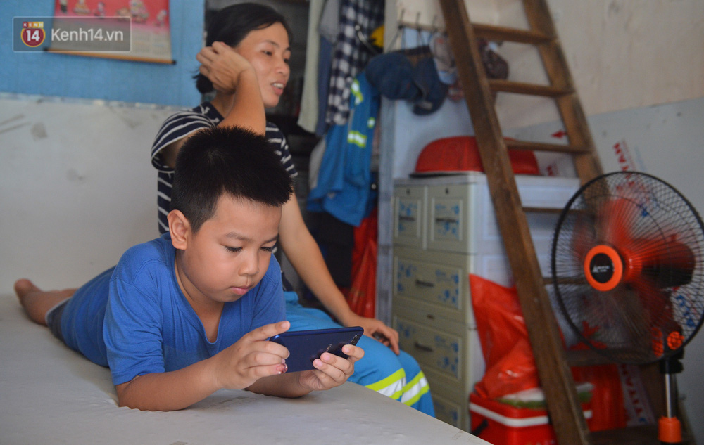 Việt Anh năm nay lên lớp 4 do phải học 2 năm lớp 1