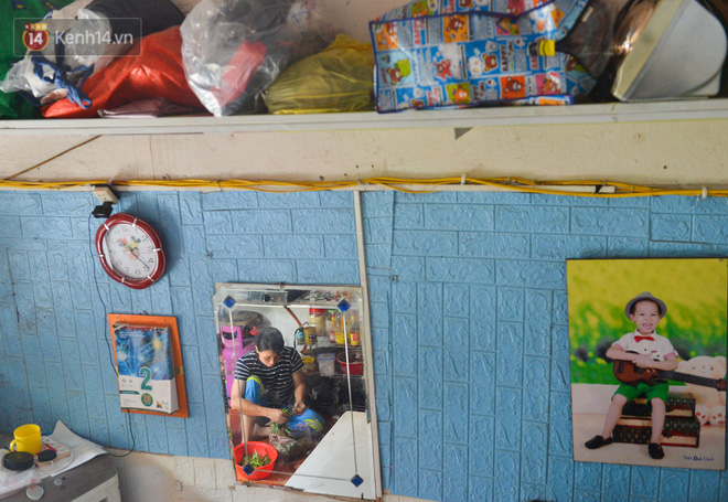 Đi làm về, chị Phương lại tự nấu cơm cho cả nhà