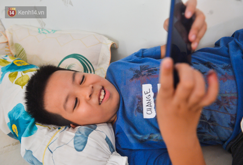 Bé Việt Anh (10 tuổi), con trai đầu của chị Phương