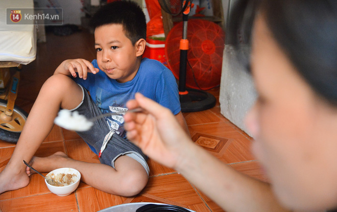 Từ nhỏ, Việt Anh đã nhận thức chậm hơn bạn bè cùng trang lứa