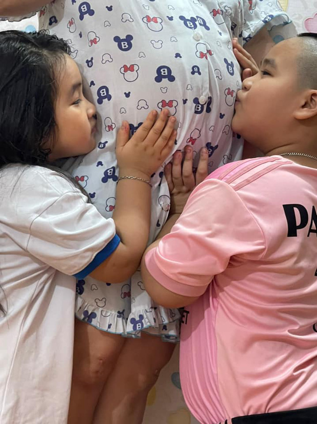 2 nhóc tỳ nhà Hiếu Hiền rất yêu thương em bé chưa chào đời, còn chủ động hứa sẽ nhường đồ chơi cho bé. Nghe qua cũng đủ hiểu vợ chồng nam diễn viên dạy con rất khéo