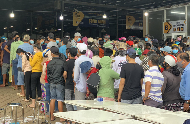 Do tình trạng quá đông tiểu thương và khách đi chợ nên hầu như không có sự giãn cách tối thiểu 1,5m