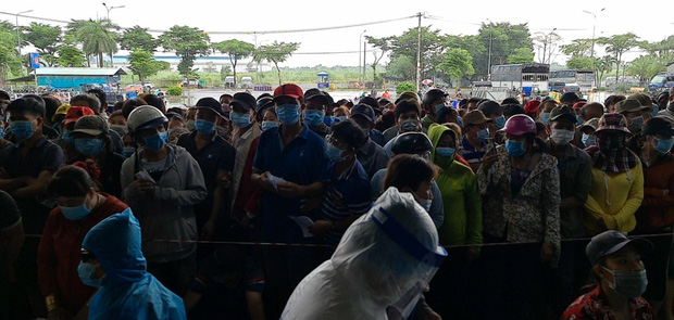 Người dân đứng chờ lấy kết quả xét nghiệm